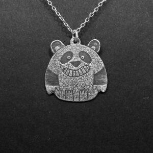 pendentif en argent gravé - Le panda malicieux